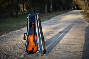 Violine auf einem Sandweg